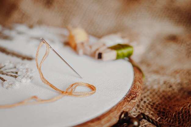 detal haftu na naturalnym lnie