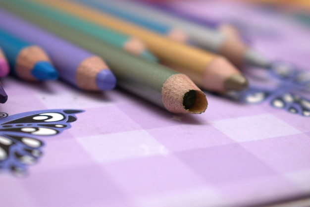 kawałki materiału z haftem