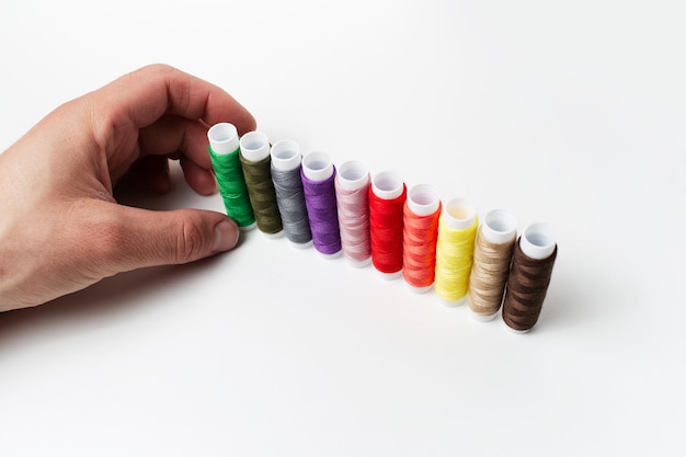 ręka haftująca wzór